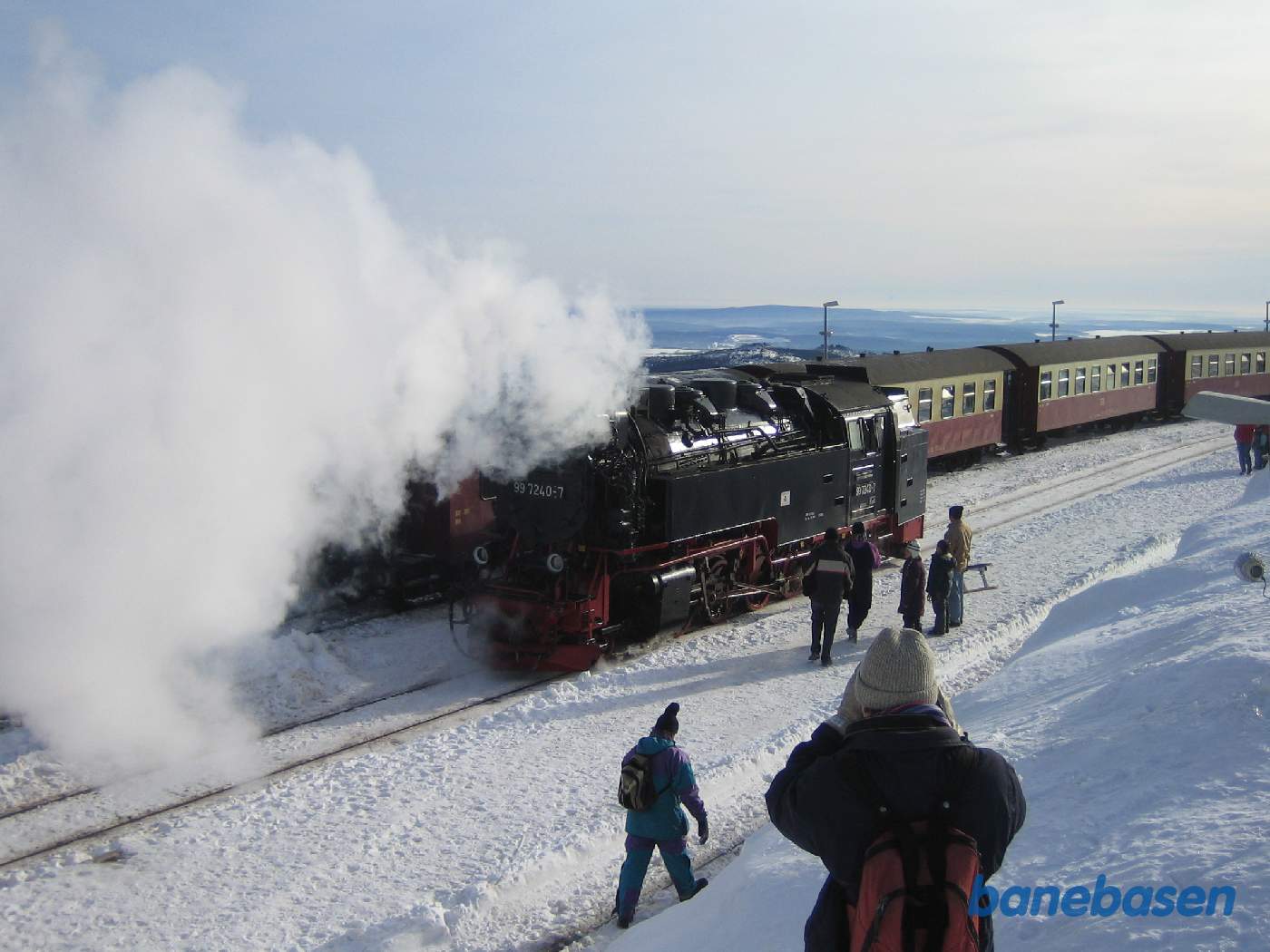 Lokomotivet løber omkring vognene