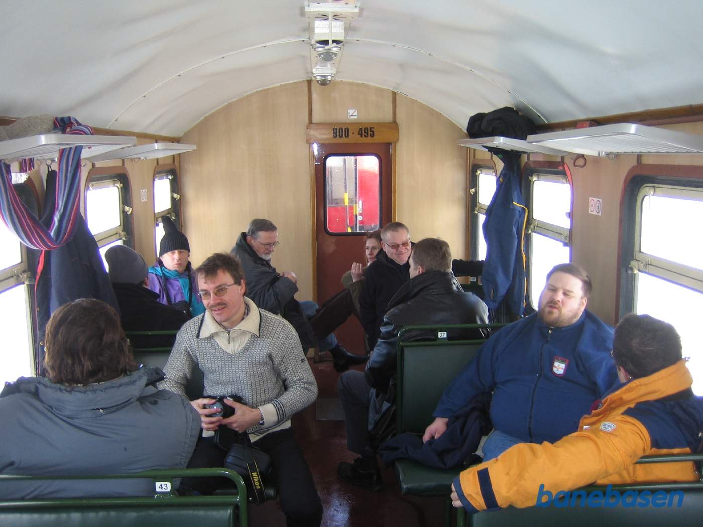 Personvognen fyldt med glade rejsende fra Danmark