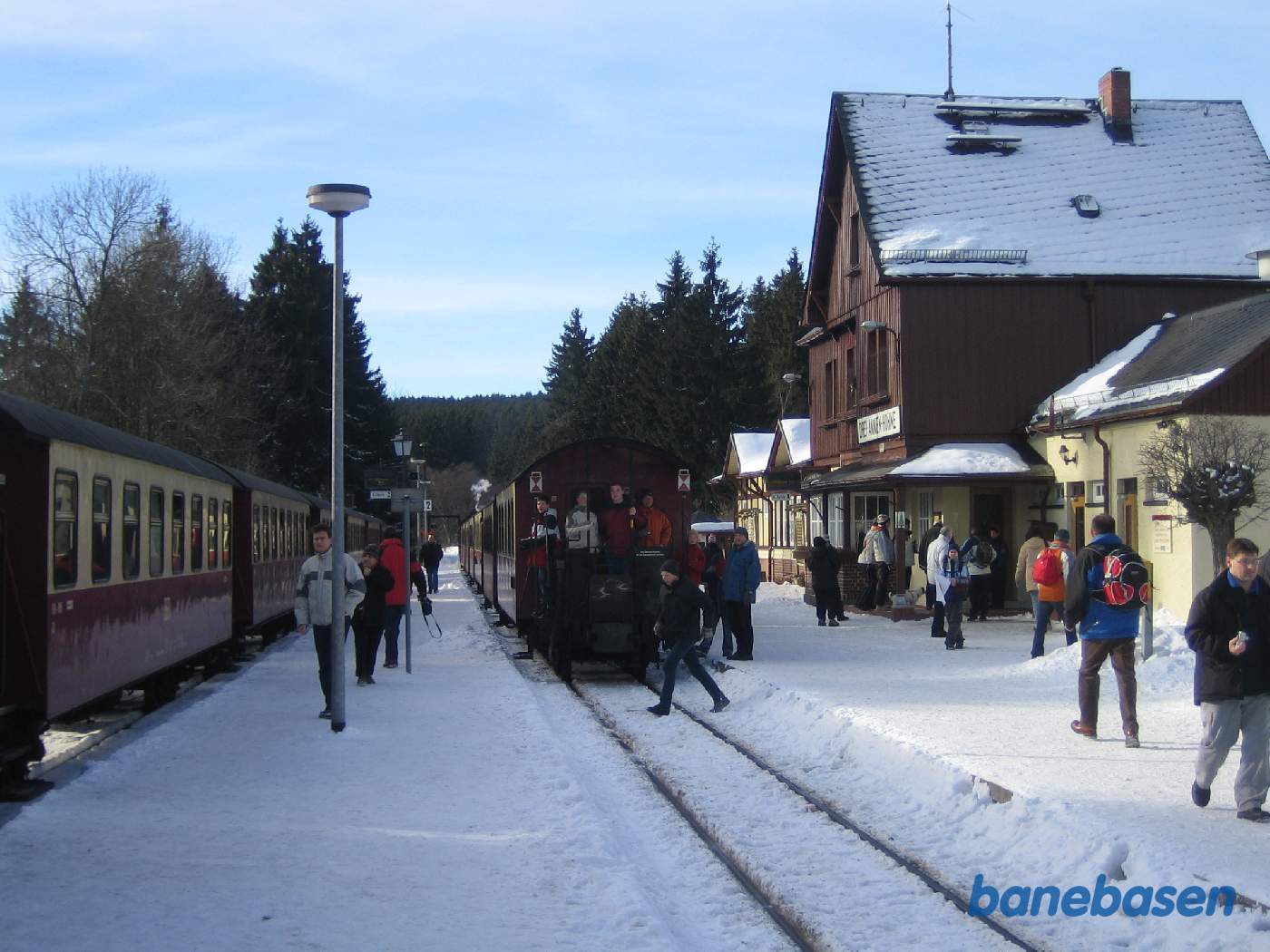 2 persontog på stationen og mange rejsende på perronerne