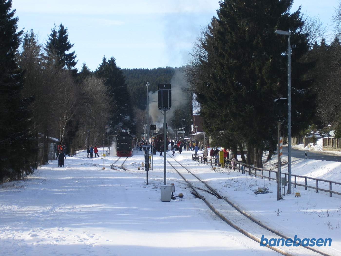 2 persontog på stationen og mange rejsende på perronerne