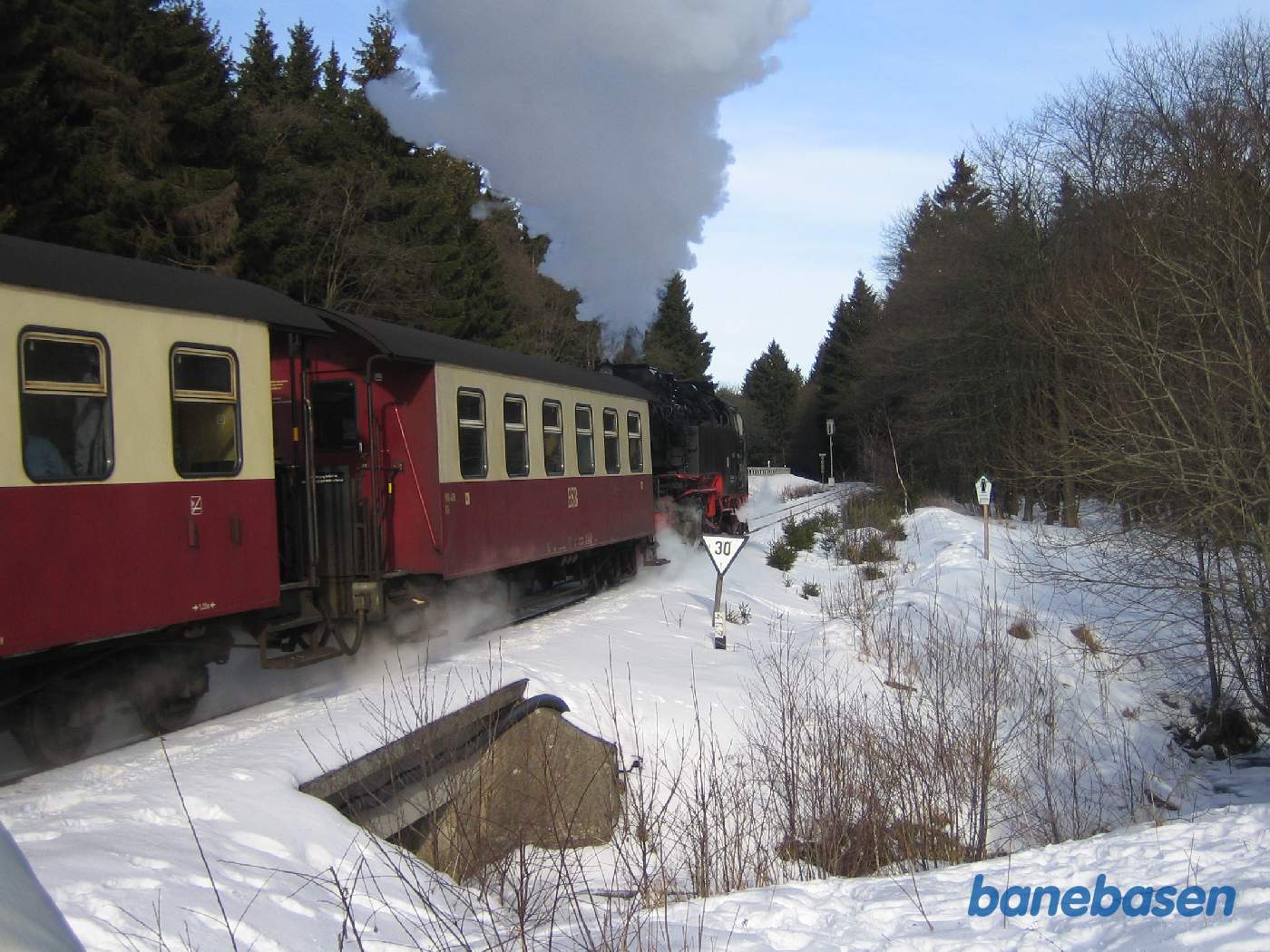 Persontog til Wernigerode på vej ud af stationen efter omløb på Drei Annen Hohne