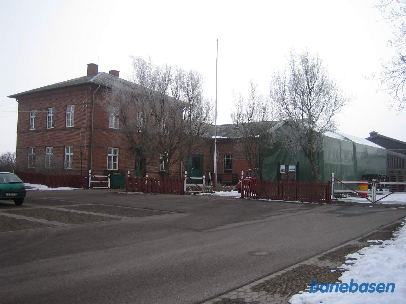 Græsted station set fra parkeringspladsen