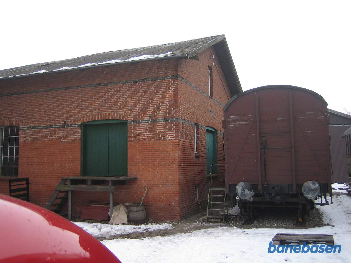 Hjælpevognen stillet ved pakhuset