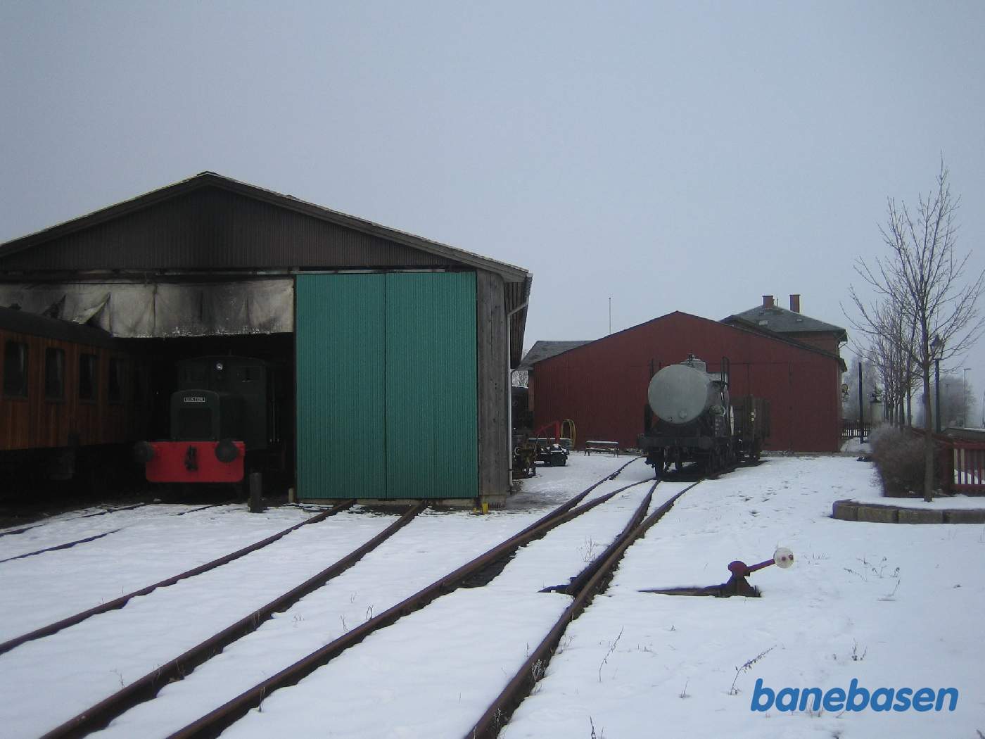Pladsen foran vognhal og værksted Pladsen foran vognhal og værksted