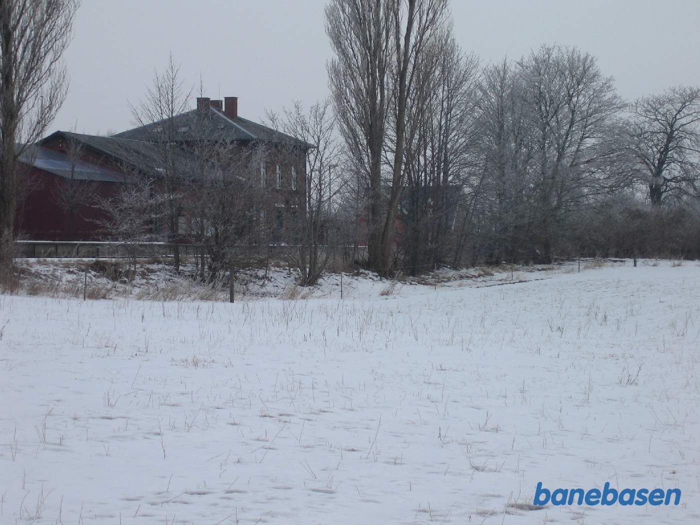 Græsted station set fra marken overfor stationen