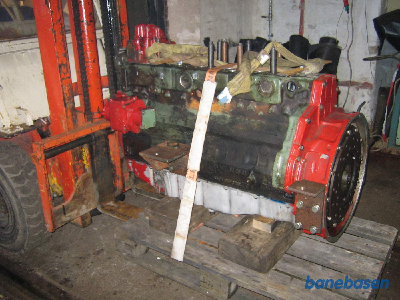 Den nye Mercedes 407 dieselmotor er samlet og klar til at blive lagt i Sm 13