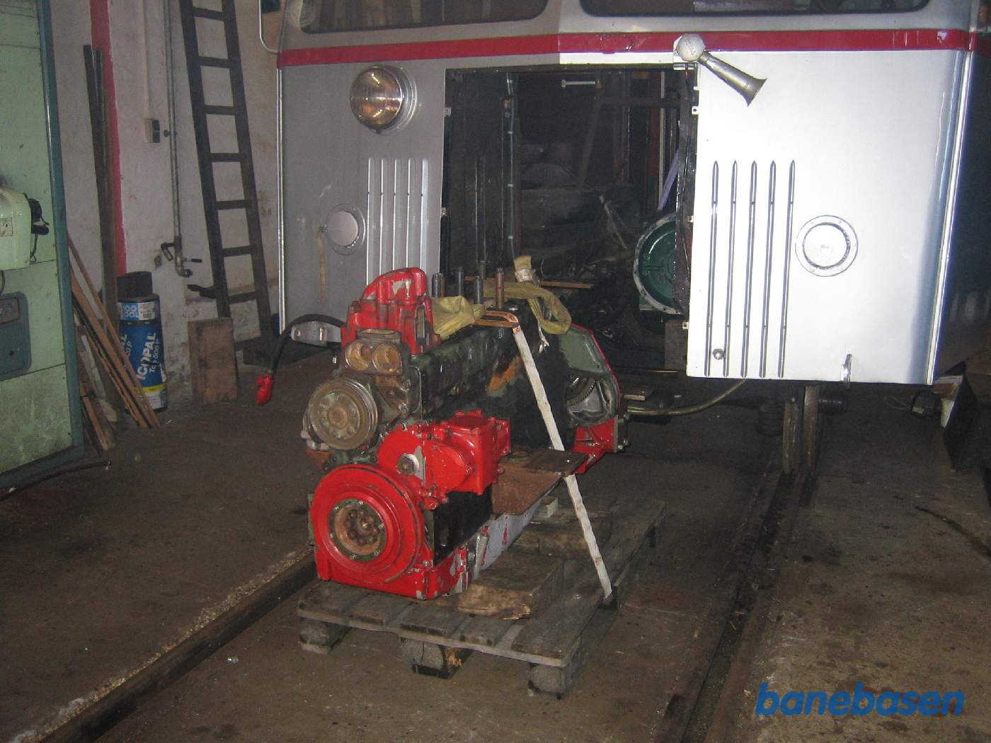 Den nye Mercedes 407 dieselmotor er samlet og klar til at blive lagt i Sm 13