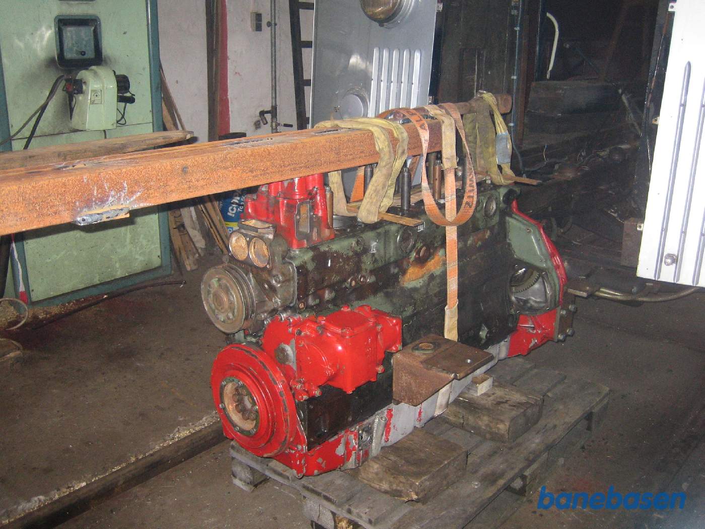 Den nye Mercedes 407 dieselmotor er samlet og ved at blive lagt i Sm 13