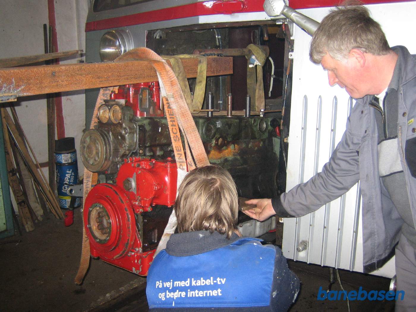 Den nye Mercedes 407 dieselmotor er samlet og ved at blive lagt i Sm 13 med stor forsigtighed Den nye Mercedes 407 dieselmotor er samlet og ved at blive lagt i Sm 13 med stor forsigtighed