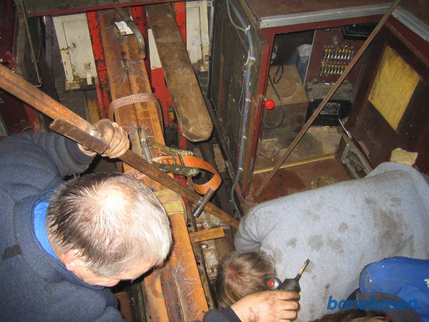 Den nye Mercedes 407 dieselmotor er samlet og ved at blive lagt i Sm 13 med stor forsigtighed Den nye Mercedes 407 dieselmotor er samlet og ved at blive lagt i Sm 13 med stor forsigtighed