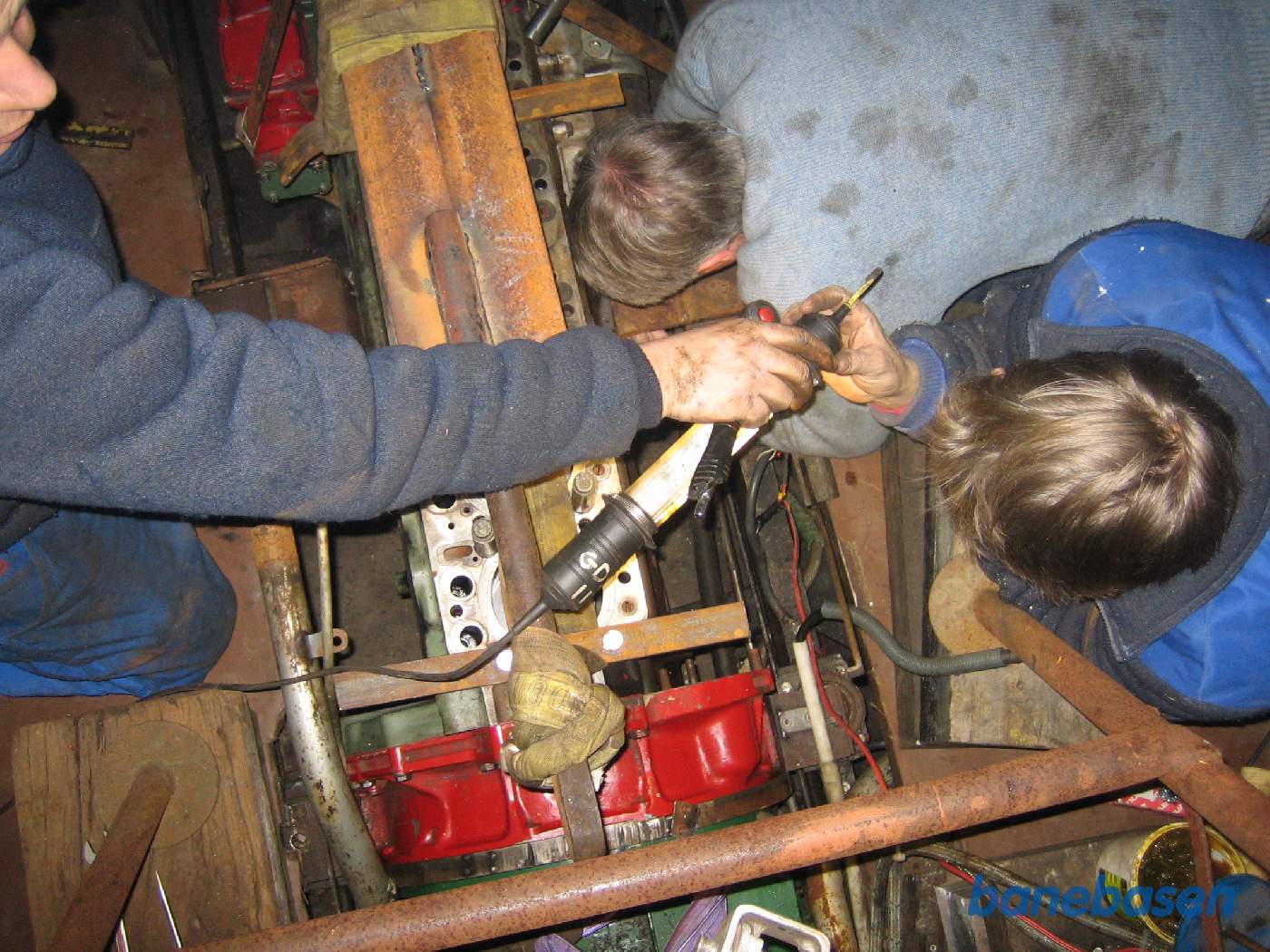 Den nye Mercedes 407 dieselmotor er samlet og ved at blive lagt i Sm 13 med stor forsigtighed Den nye Mercedes 407 dieselmotor er samlet og ved at blive lagt i Sm 13 med stor forsigtighed