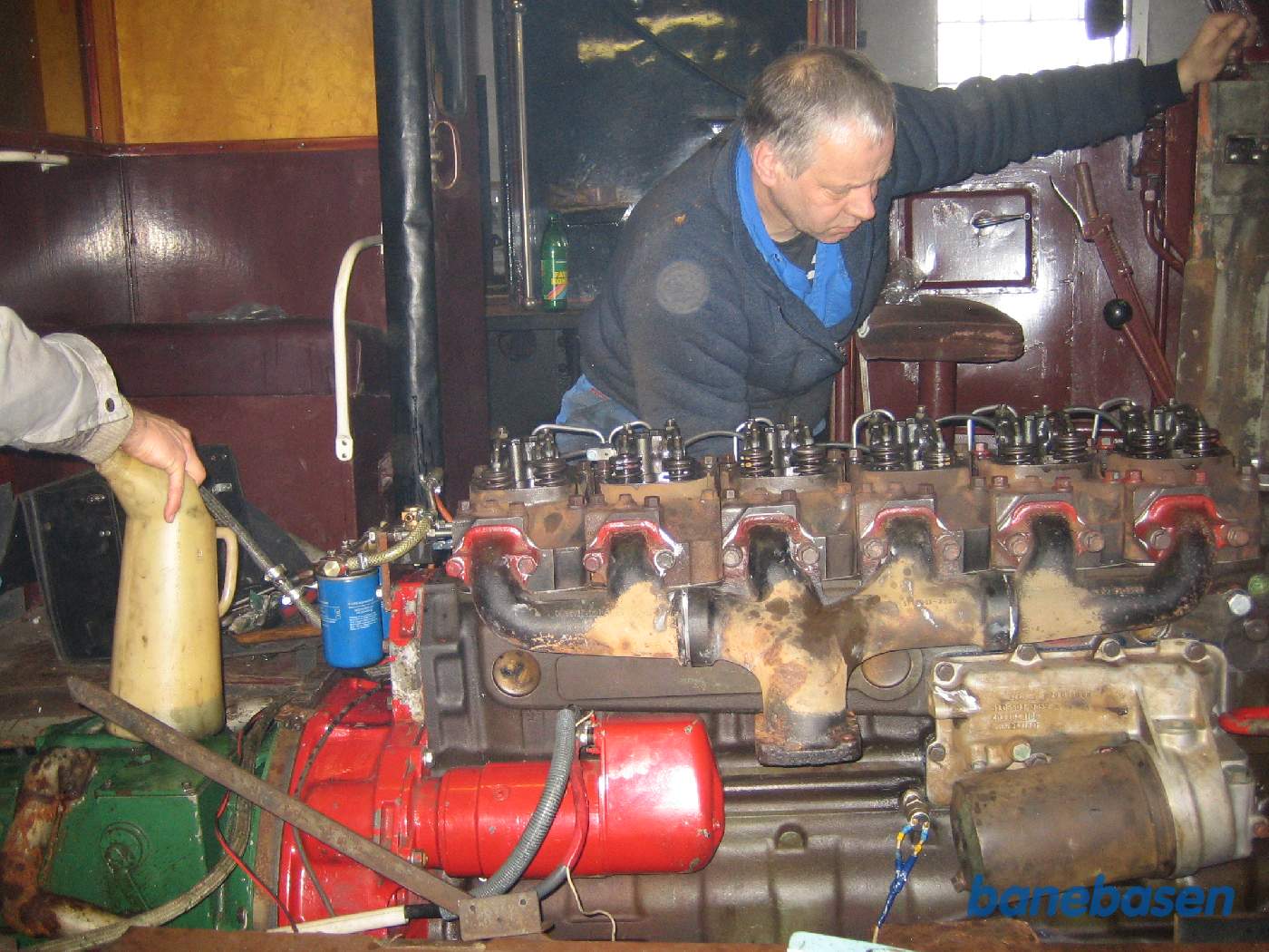 Så er motoren på plads, der arbejdes ihærdigt med alle tilslutningerne Så er motoren på plads, der arbejdes ihærdigt med alle tilslutningerne