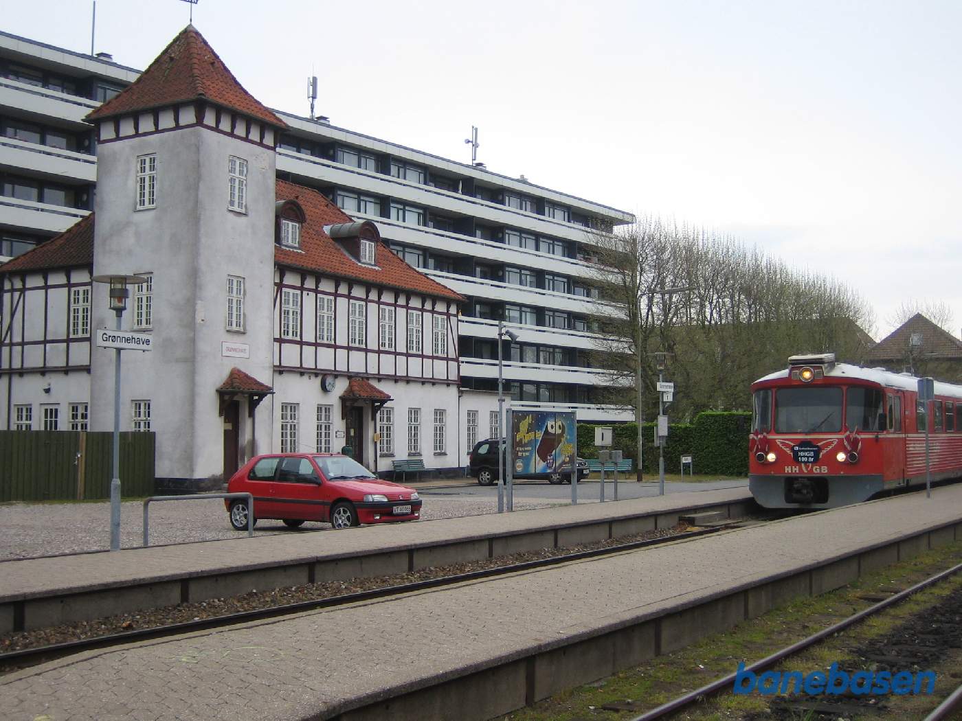 Toget holder på Grønnehave station, stationsbygningen ses til venstre med bindingsværk på 1.sal