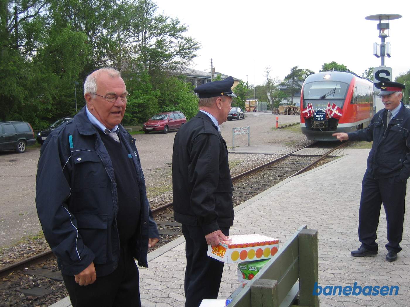 Banens nye Siemens Desiro tog på vej ind i retning mod Grønnehave. 3 af banens ansatte på perronen