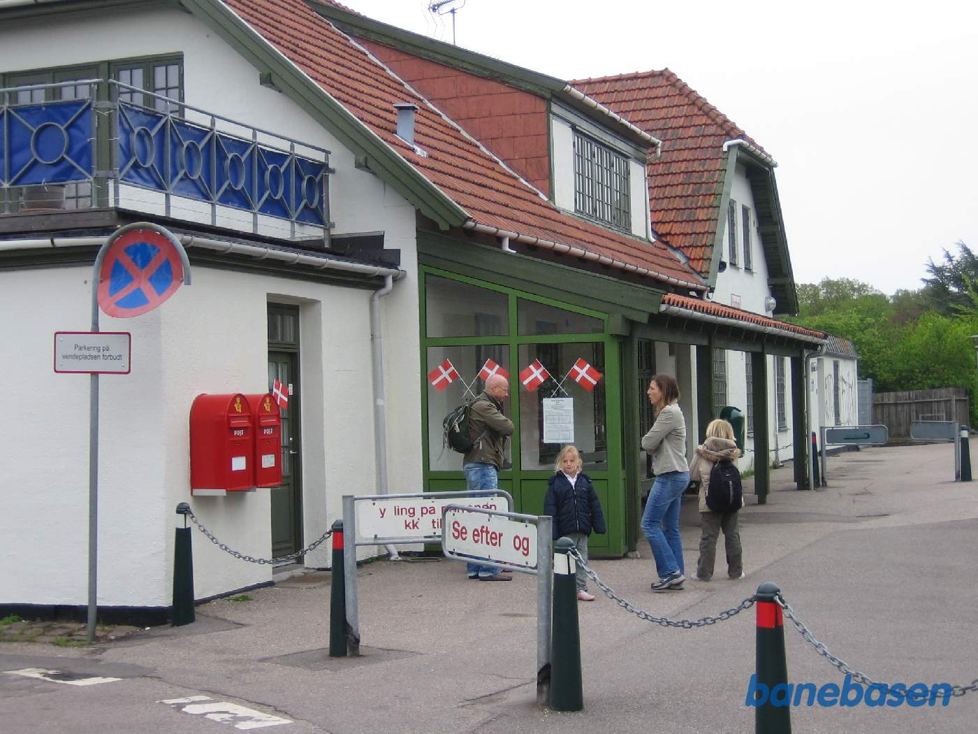 Den festligt pyntede stationsbygning