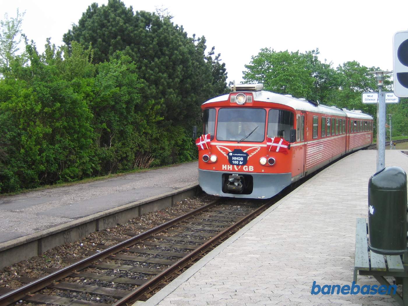 Y-tog mod Gilleleje på vej ind på stationen