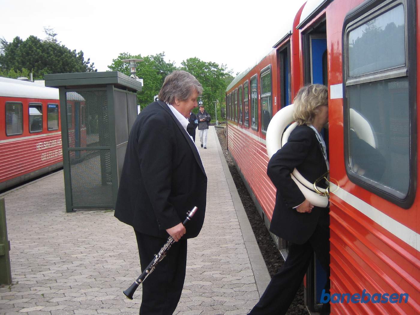 2 Y-tog ved perron på stationen, rejsende på vej ind i toget mod Grønnehave