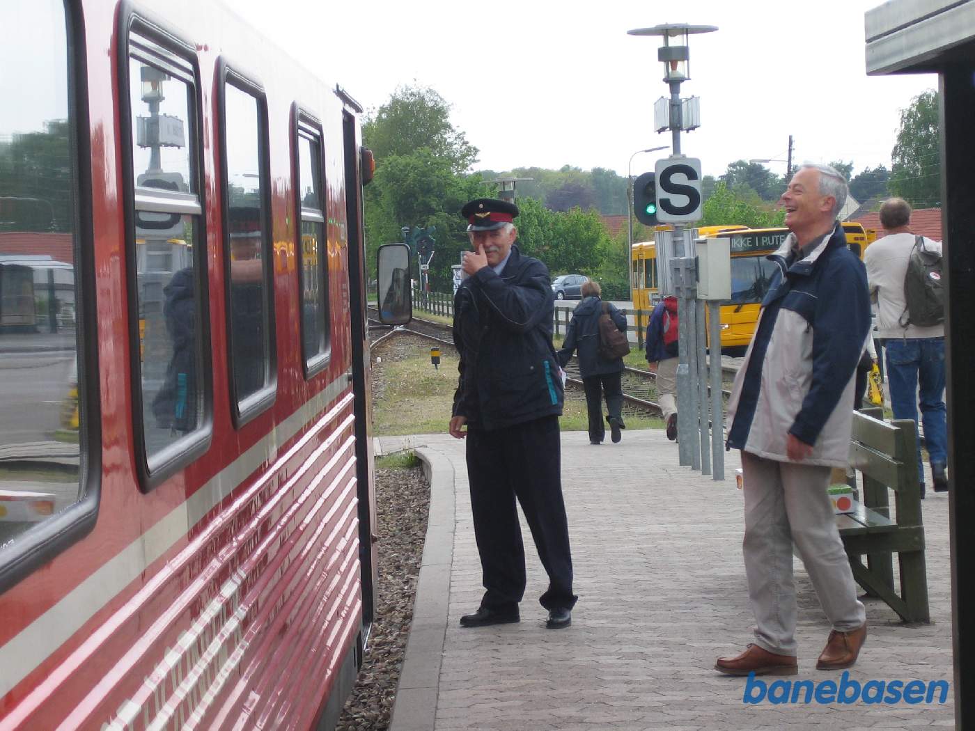 Stationsbestyreren på perronen, i spor 1 er der sat udkørsel mod Gilleleje
