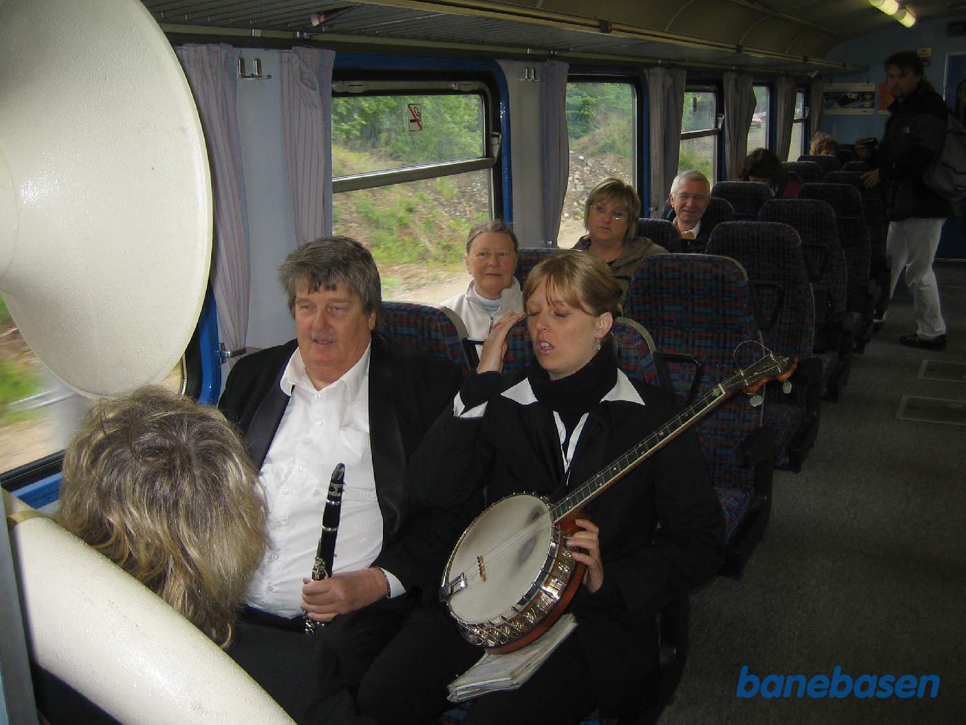 Et par musikere i toget fra Hornbæk til Helsingør, klar til at underholde