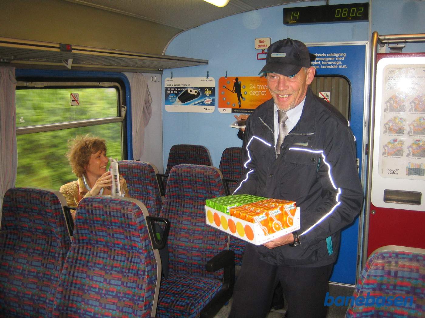 I dagens anledning uddeles appelsin og æblejuice til kunderne i toget fra Hornbæk til Helsingør