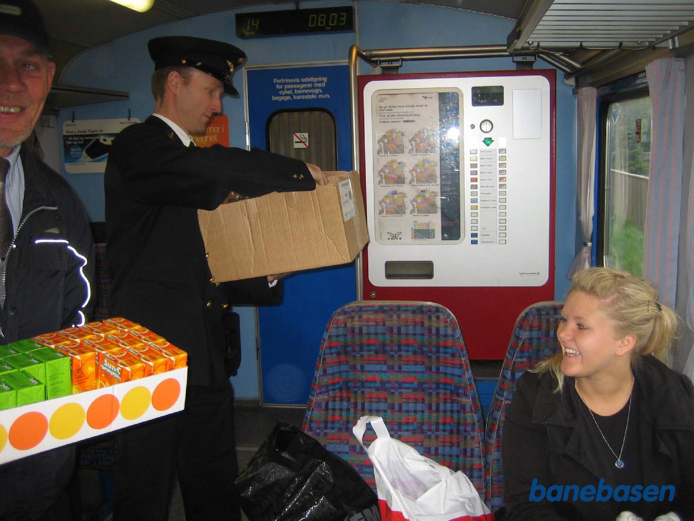 I dagens anledning uddeles appelsin og æblejuice til kunderne i toget fra Hornbæk til Helsingør