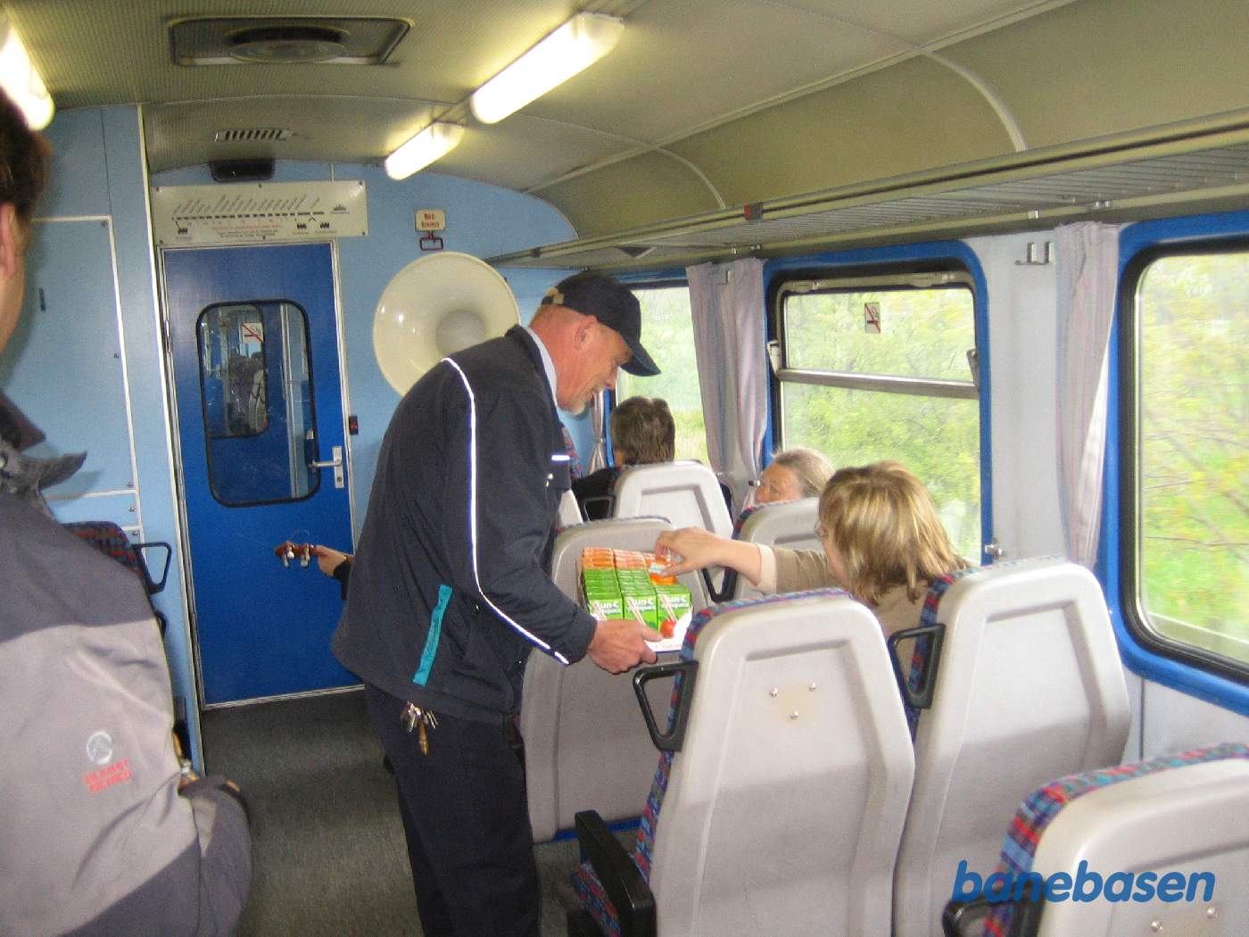 I dagens anledning uddeles appelsin og æblejuice til kunderne i toget fra Hornbæk til Helsingør