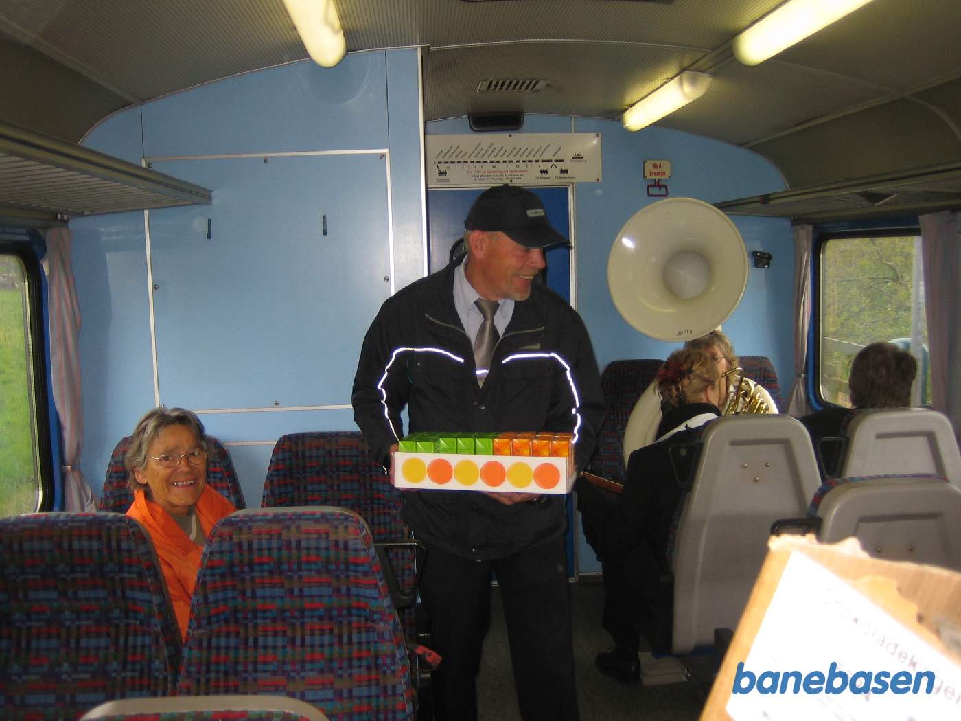 I dagens anledning uddeles appelsin og æblejuice til kunderne i toget fra Hornbæk til Helsingør