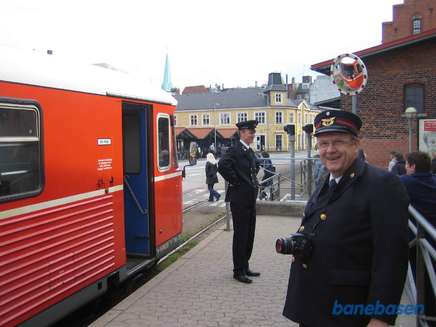 Toget ankommet til Helsingør spor 4. En glad fotograf og togfører ser på