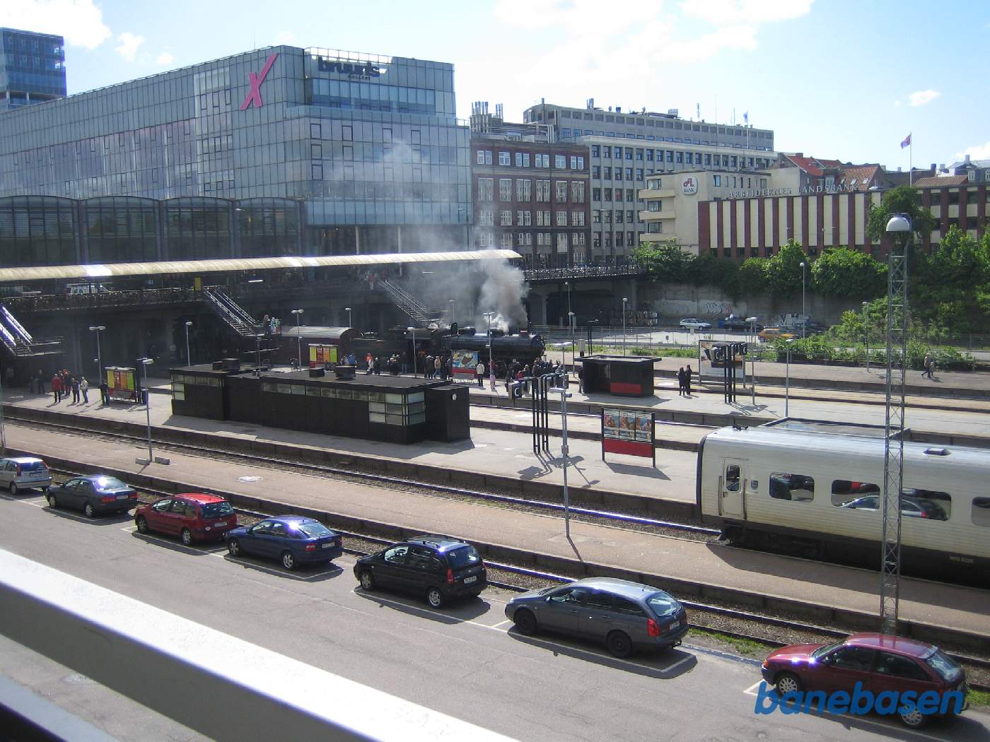 Et vue ud over stationsområdet med damptog i spor 5 Et vue ud over stationsområdet med damptog i spor 5