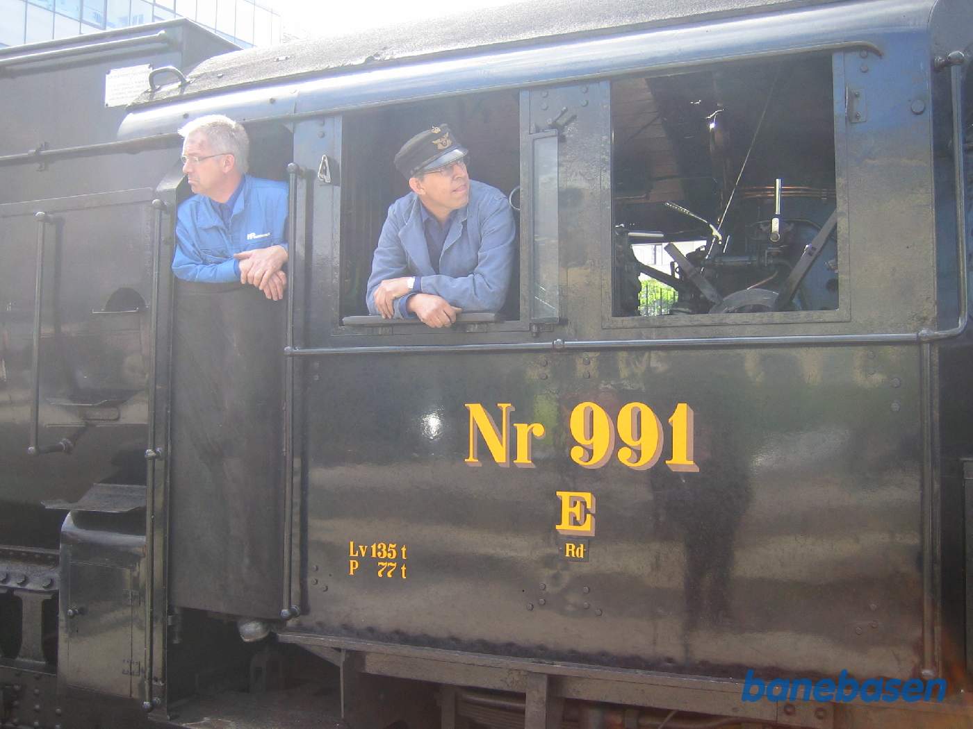 Damptog i spor 5, billede af personalet på maskinen