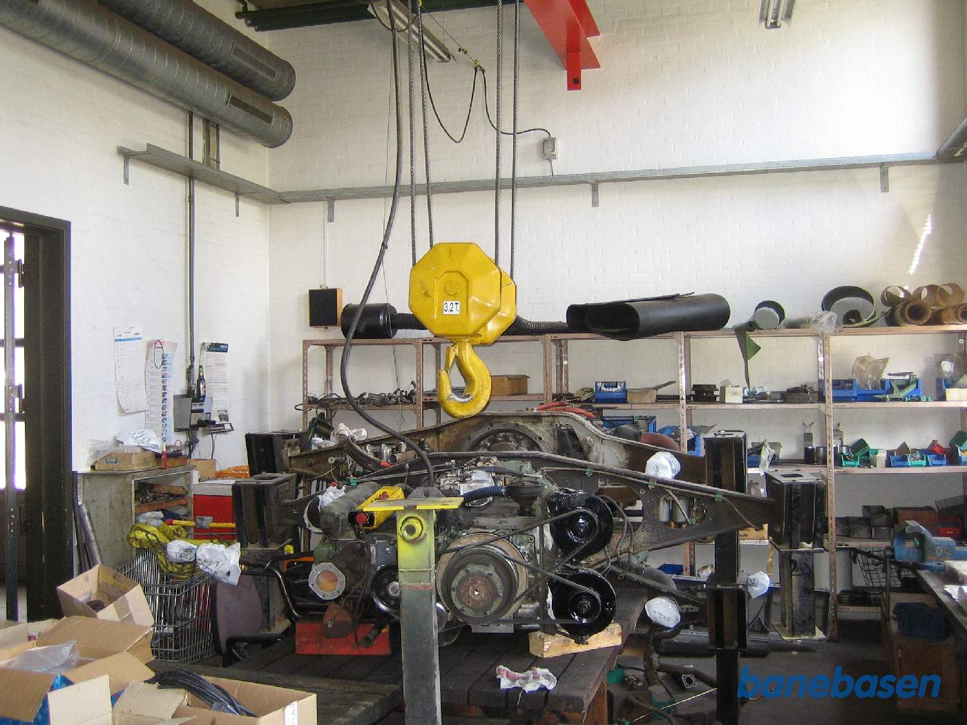 En motor på prøvebænken klar til test En motor på prøvebænken klar til test