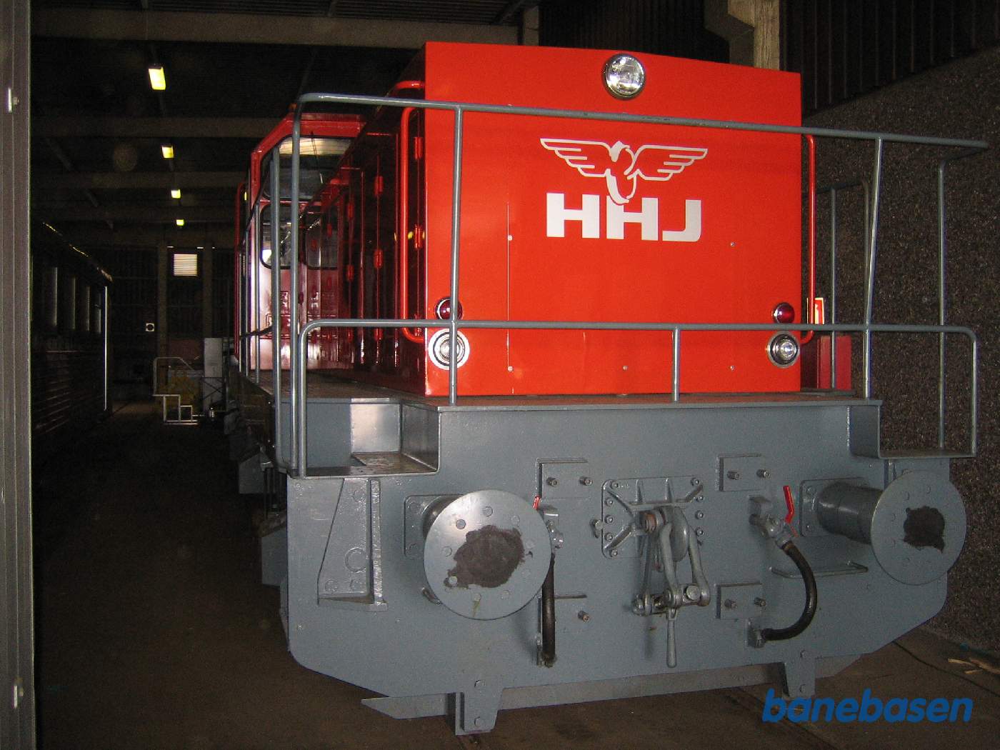 Et nymalet diesellokomotiv i værkstedet Et nymalet diesellokomotiv i værkstedet