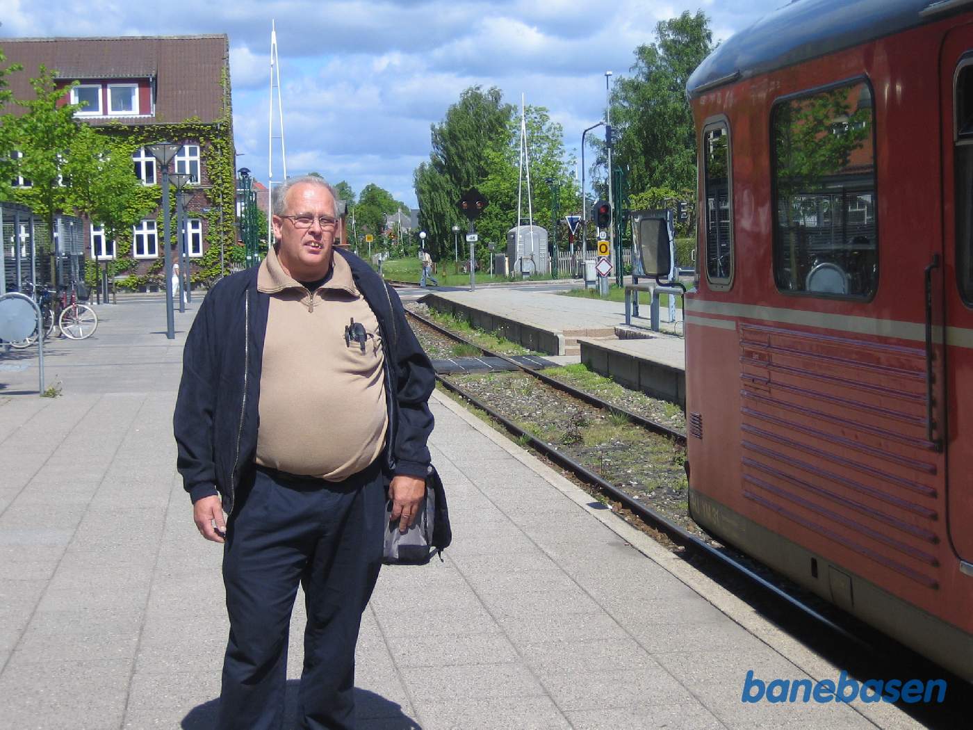 En turist på perronen ved siden af et Y-tog En turist på perronen ved siden af et Y-tog