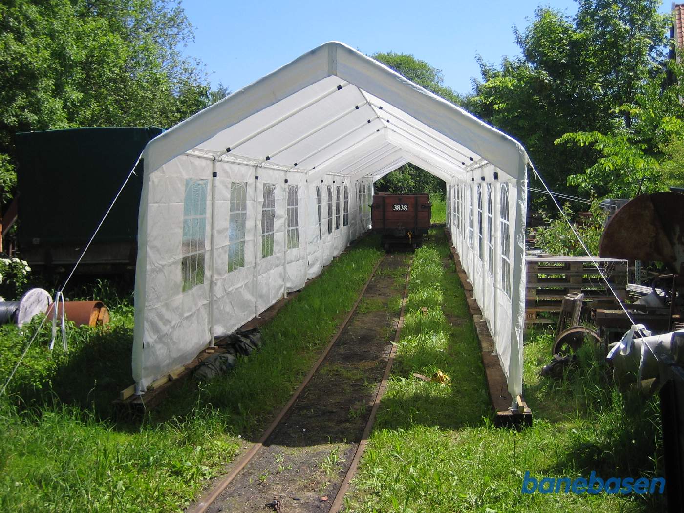 Et par personvogne i et presenningstelt