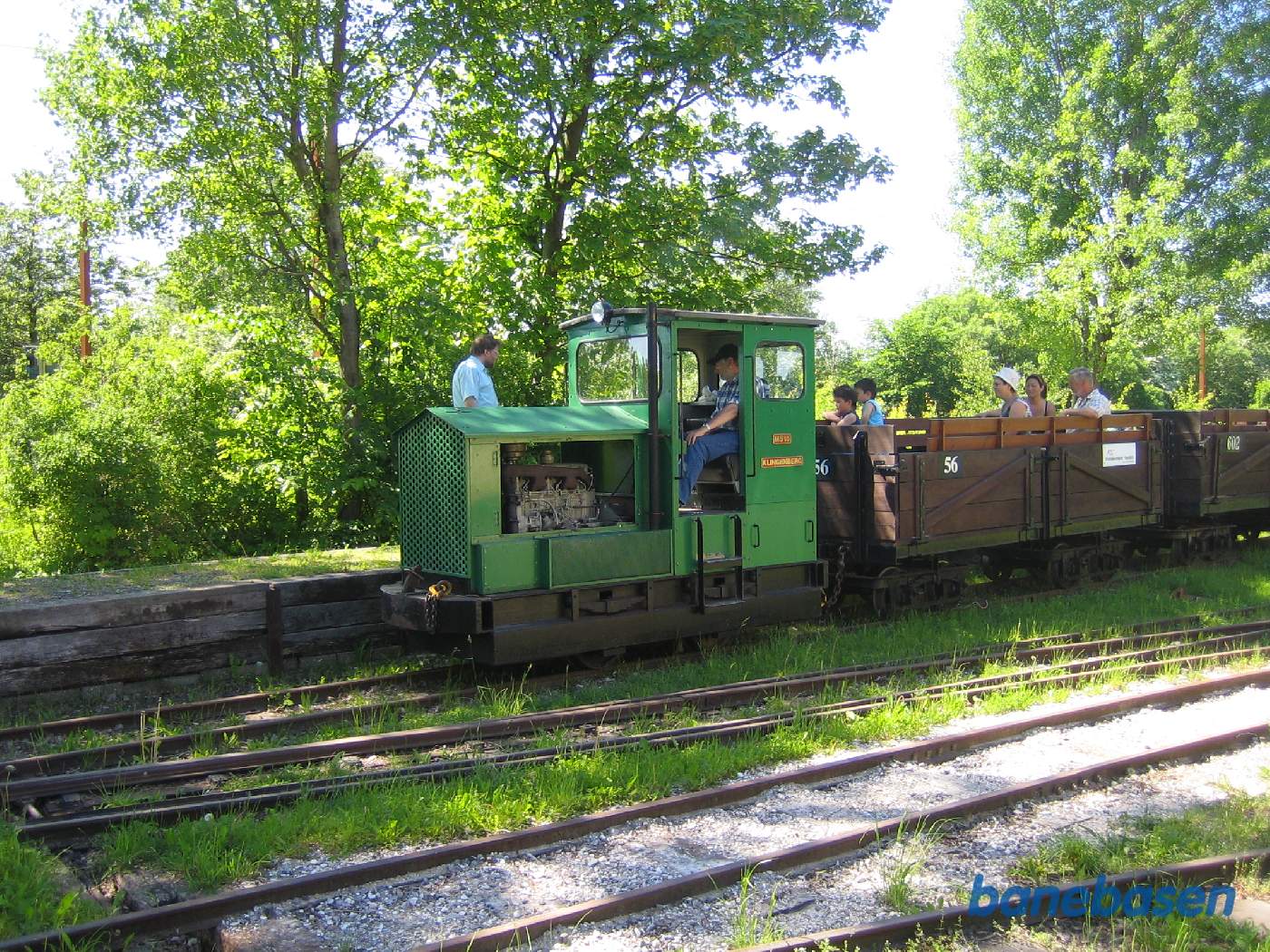 Persontoget med passagerer holder klar til afgang