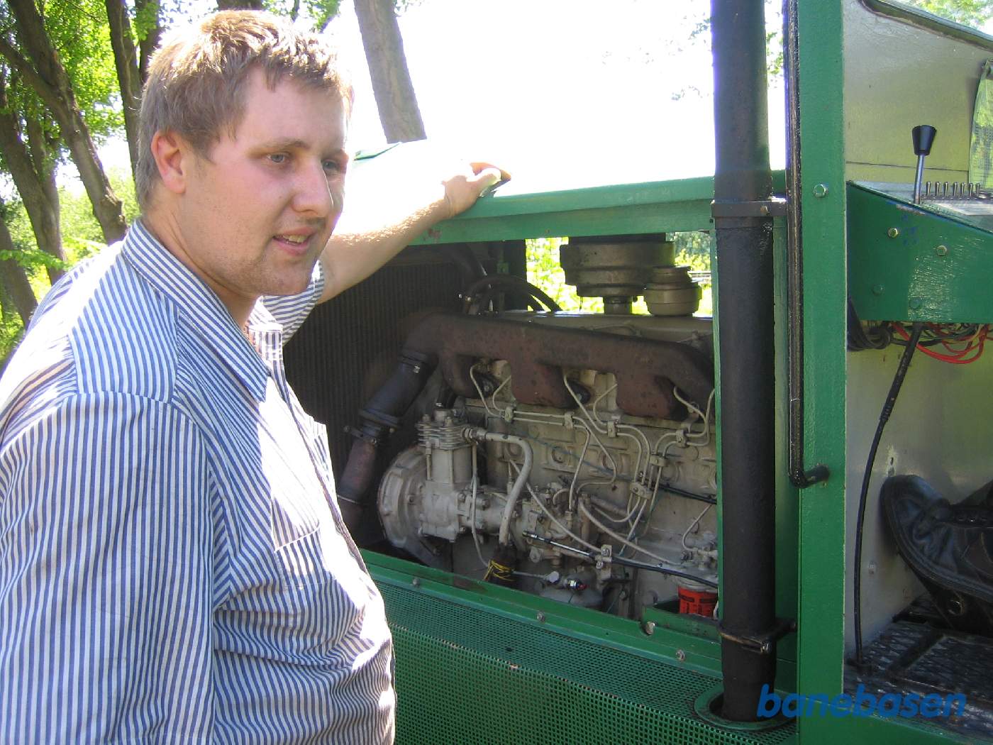 En medarbejder tjekker motoren inden afgang