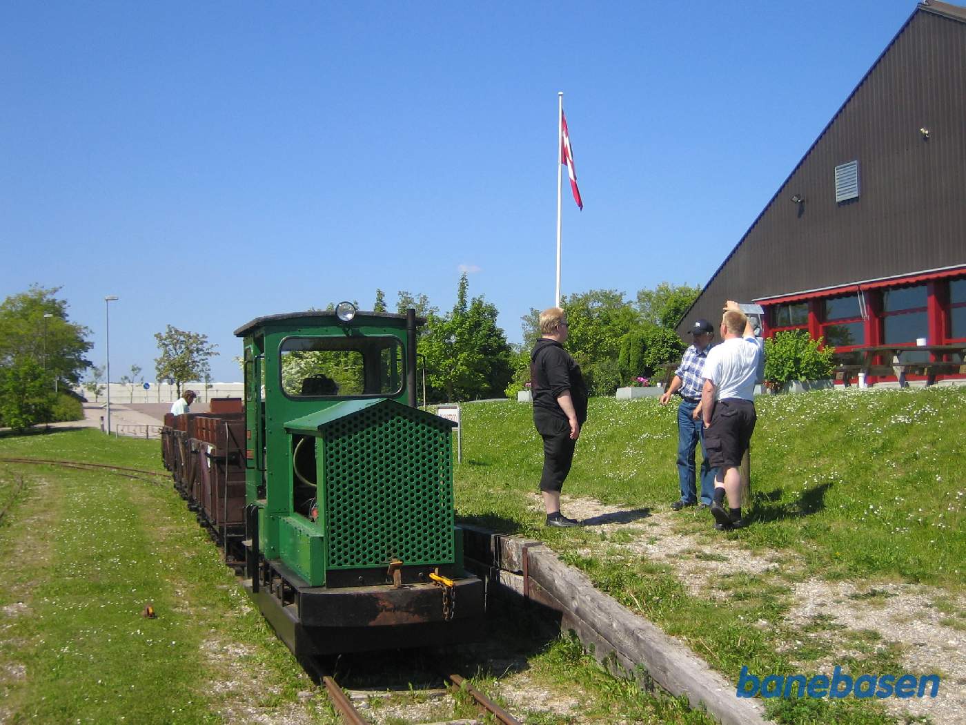 Det lille persontog er ankommet til Blovstrødhallen