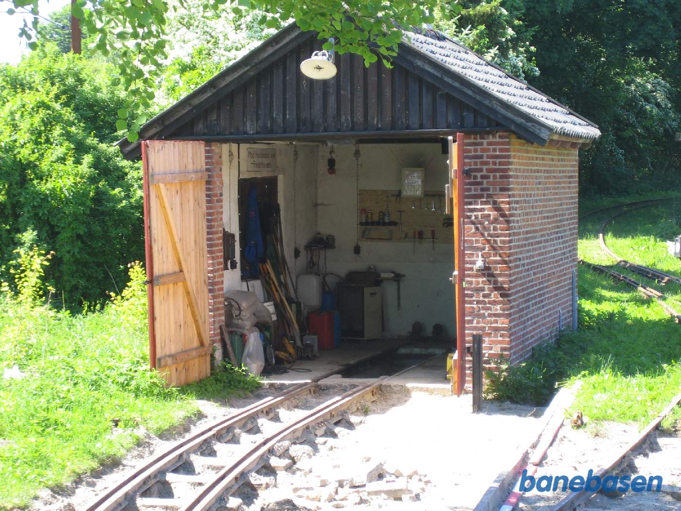 Et kig ind i den lille remise og værksted