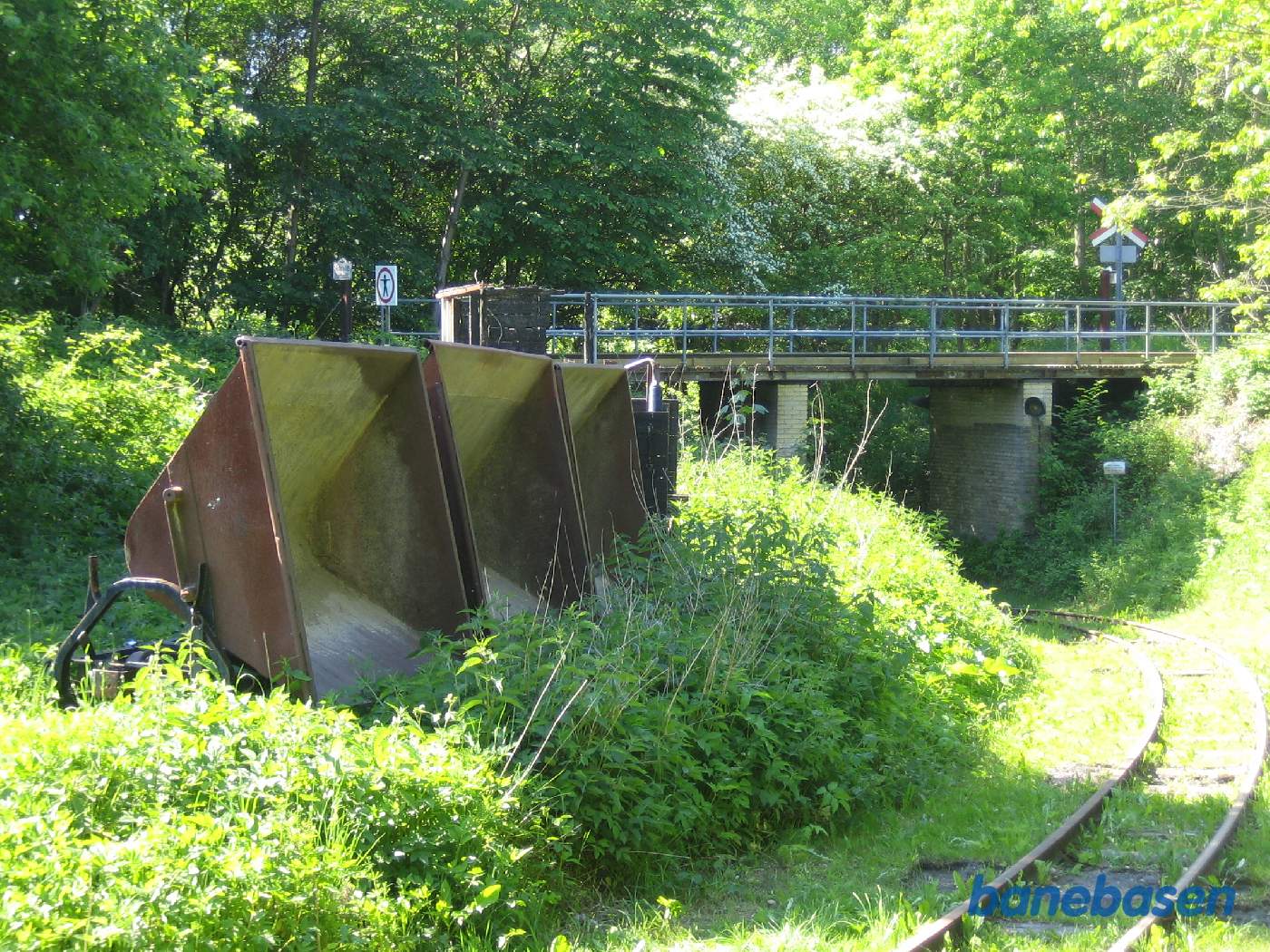 Sporet nedenfor går ind under S-banen mens sporet oppe på den lille bro går over til Blovstrødhallen