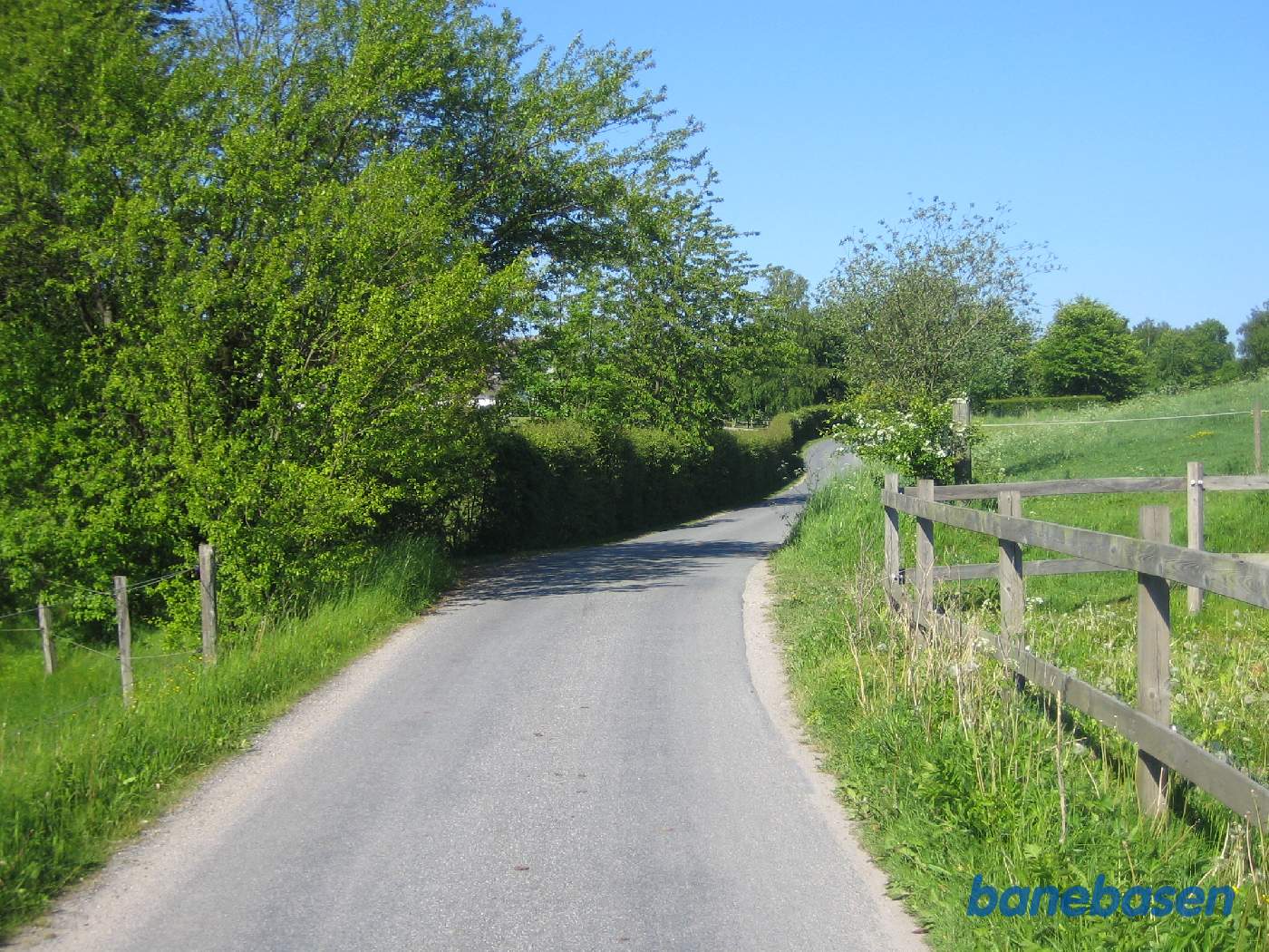 Her krydsede smalsporsbanen over Kattehalevej. Mod teglværket til venstre og Ravnsholt skov til højre