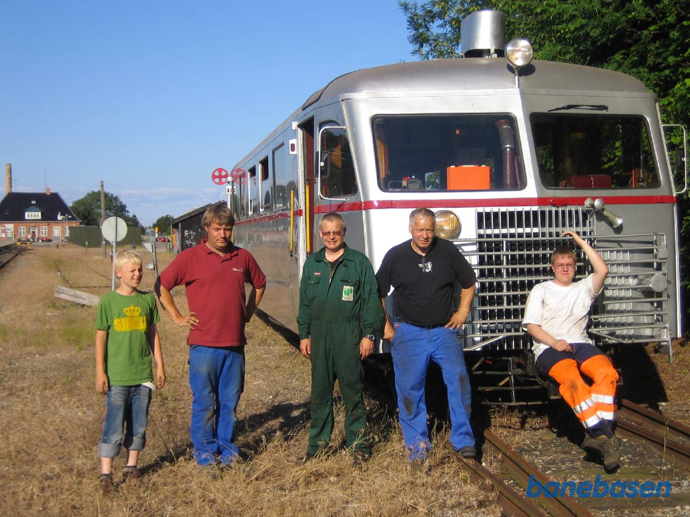 Skinnebusholdet foran skinnebussen klar til idriftsættelse