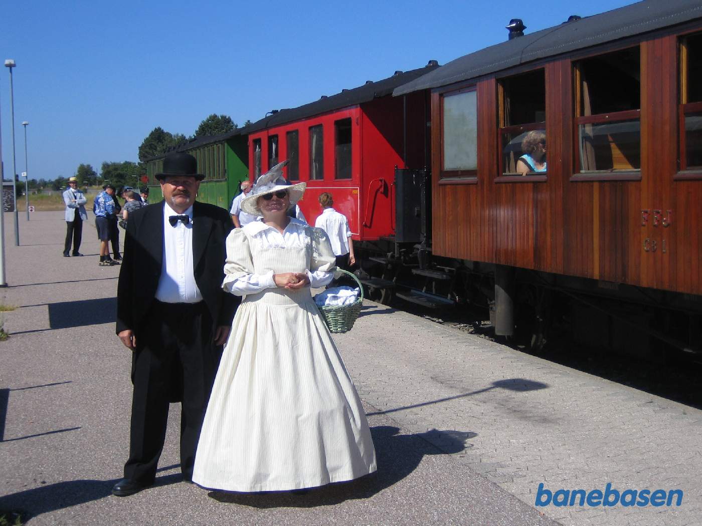 Rejsende i 1890 rejsetøj på perronen i Gilleleje