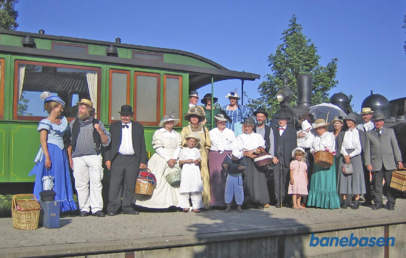 Rejsende i 1890 rejsetøj på perronen i Græsted ved dagens afslutning Rejsende i 1890 rejsetøj på perronen i Græsted ved dagens afslutning
