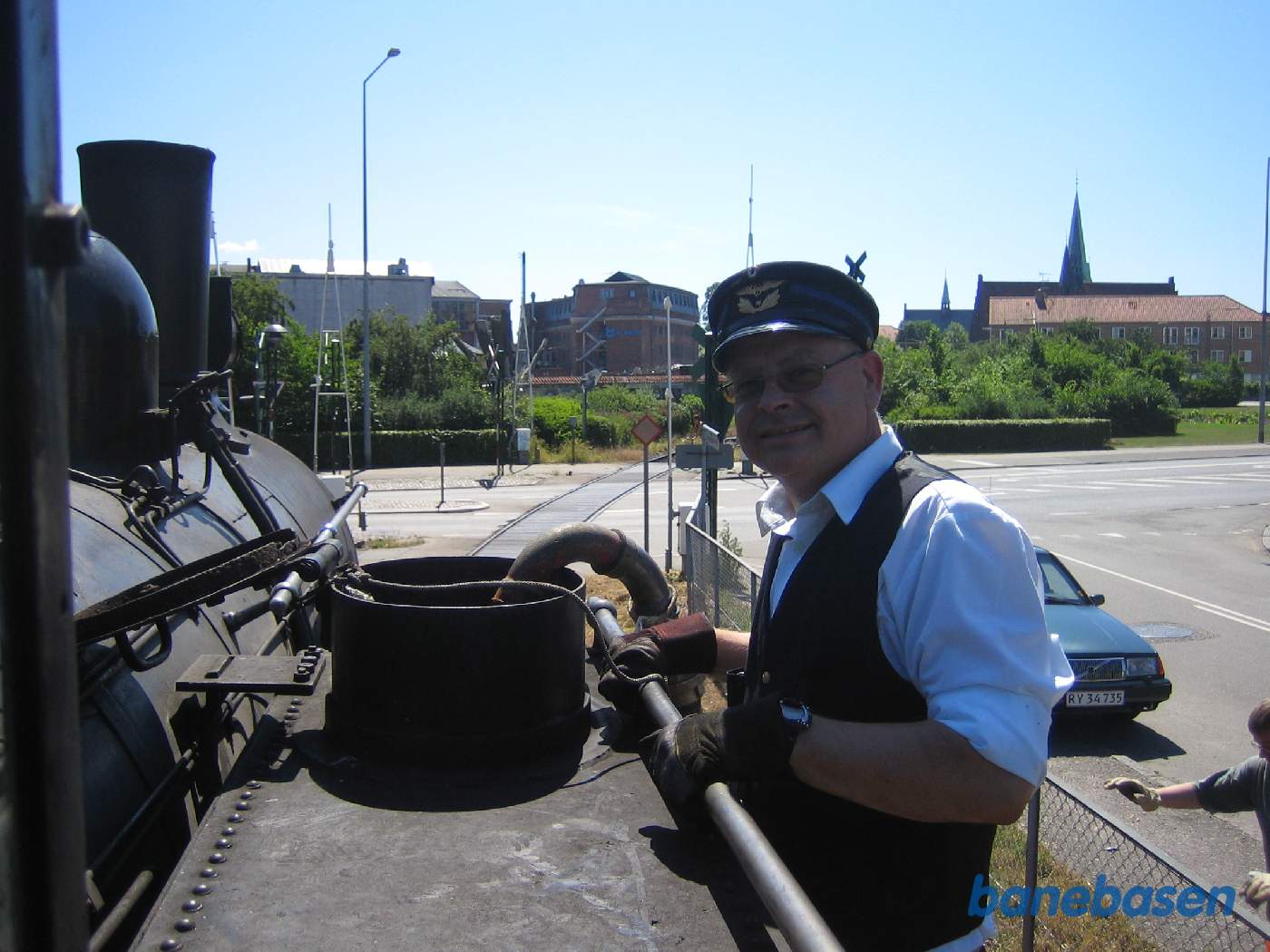 Der fyldes vand på lokomotivet, det er Kronborgvej der går på tværs af banen