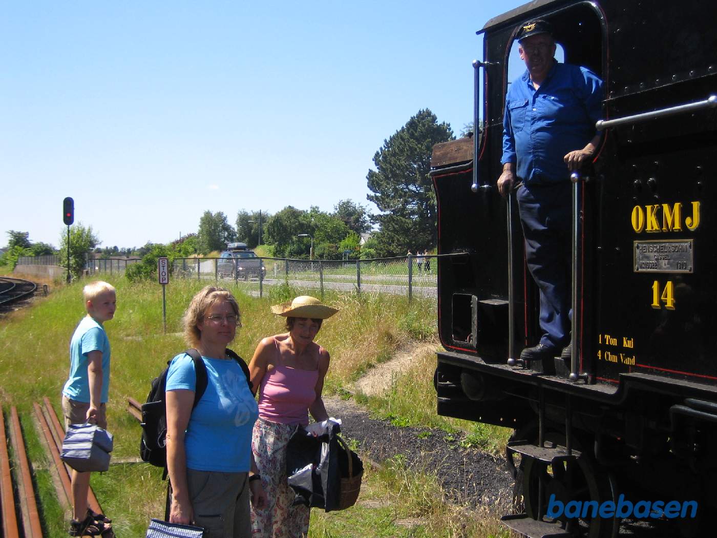 Damplokomotivet er trukket ud i vestenden af Gilleleje for at fylde vand på