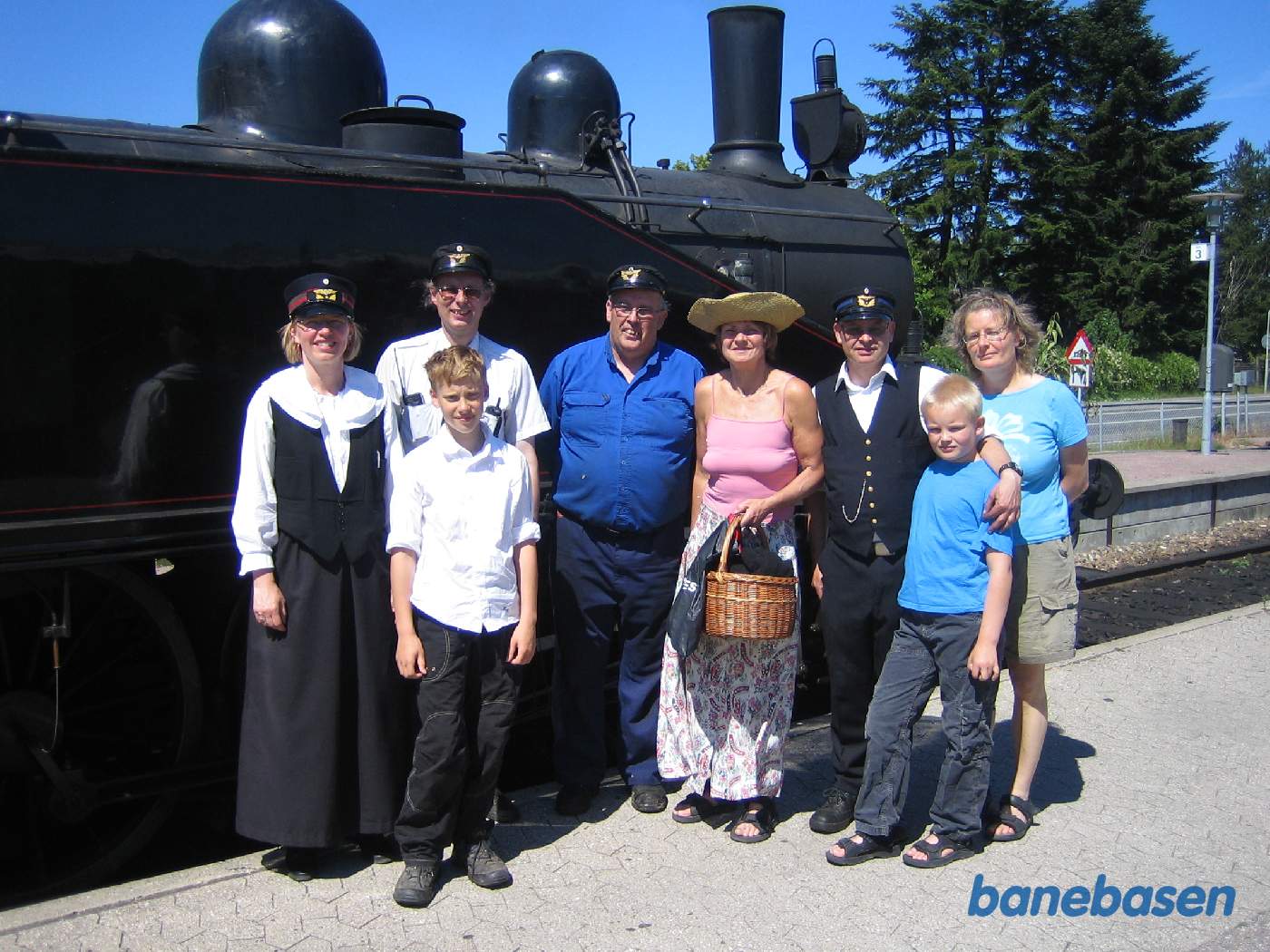 Dagens personale med koner og sønner Dagens personale med koner og sønner