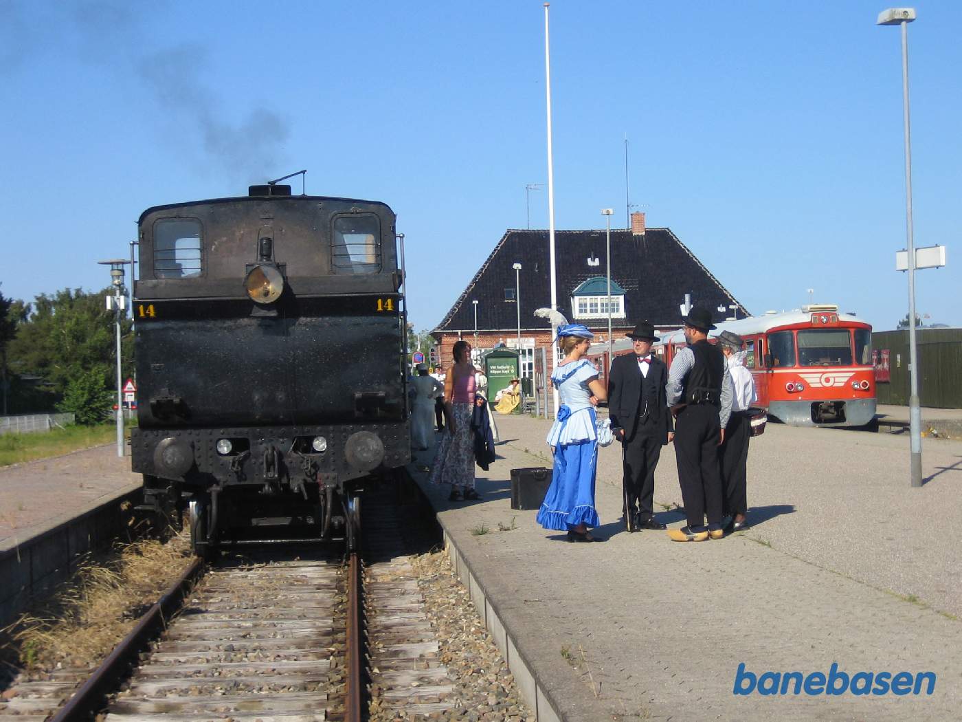 Damptoget holder i Hornbækbanens spor i Gilleleje, GDS Y-tog i Gribskovbanens perronspor