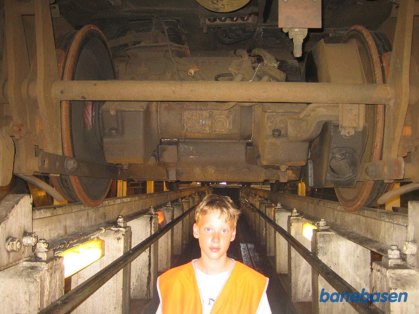 Nede i graven under lokomotivet er det let at komme til de vitale dele