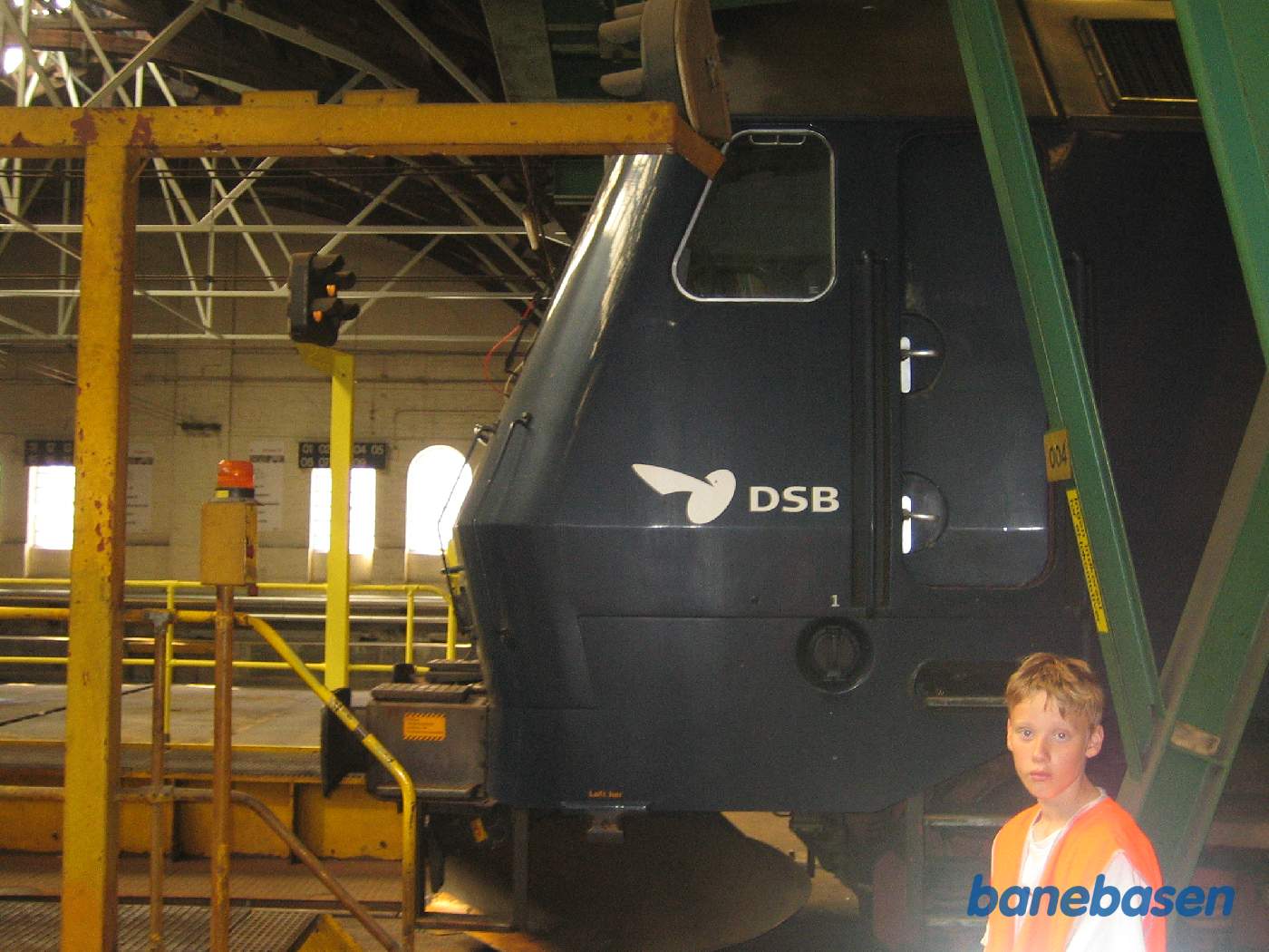 En ME stikker snuden ud i den overdækkede skydebro i værkstedet En ME stikker snuden ud i den overdækkede skydebro i værkstedet