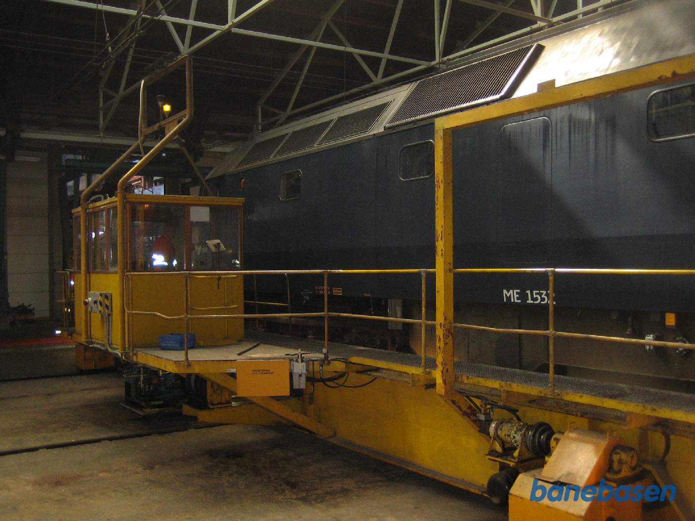 En ME triller langsomt ud på den overdækkede skydebro i værkstedet